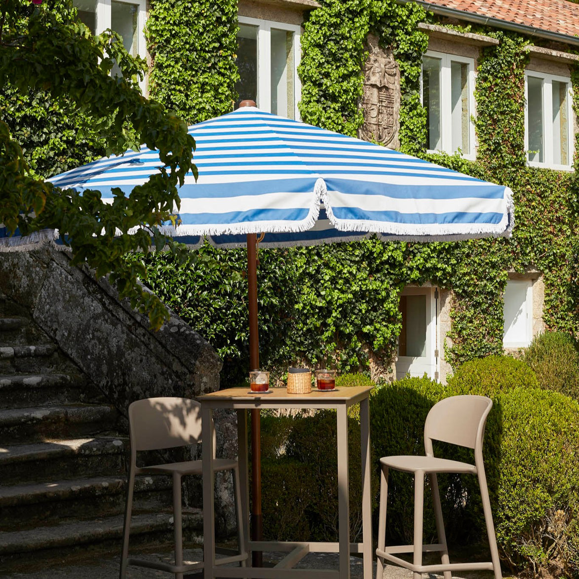 Parasol Madeira Ø 300 cm Ezpeleta en situation sur une terrasse CHR