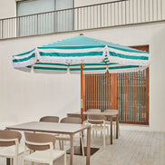 Parasol Madeira Ø 300 cm Ezpeleta en situation sur une terrasse CHR
