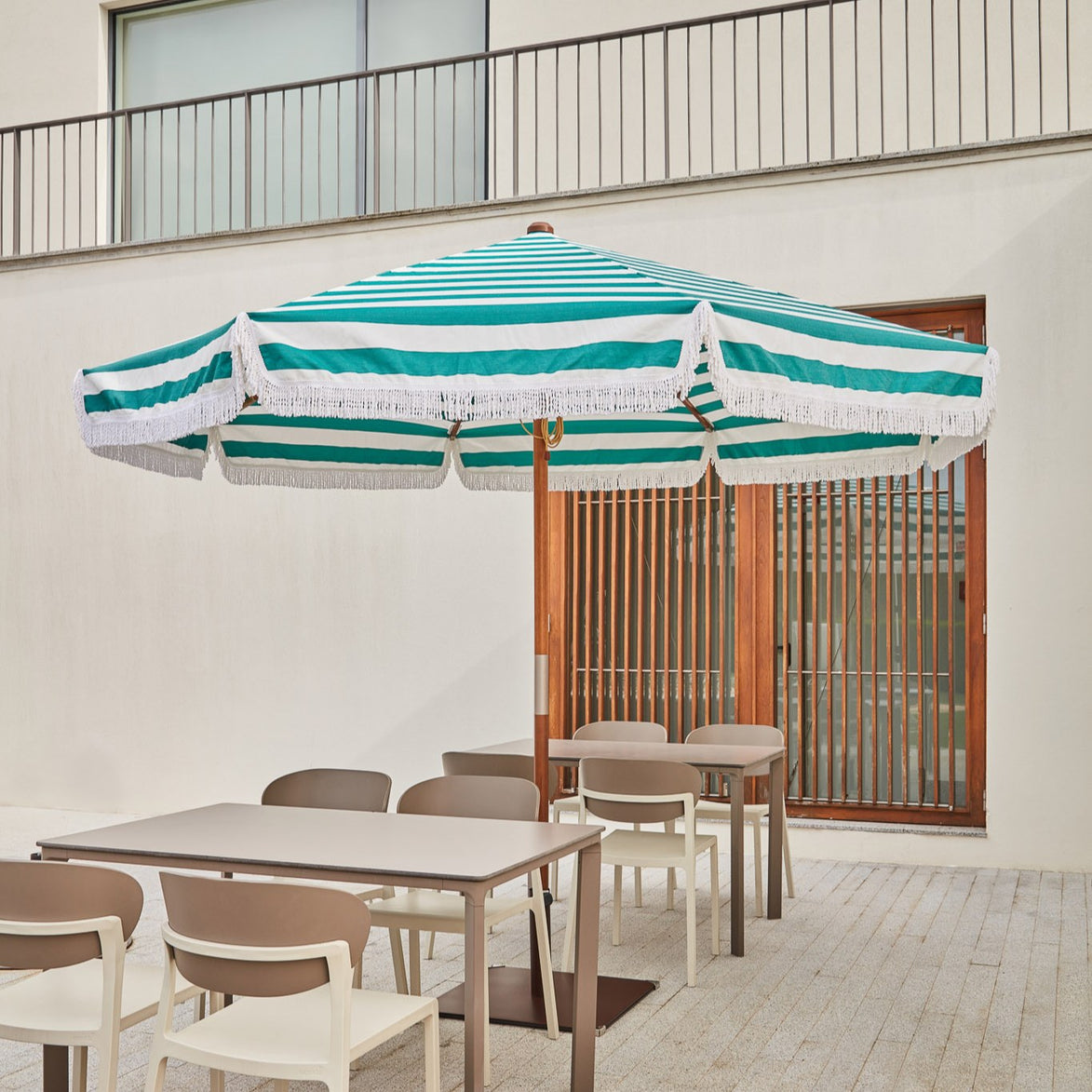 Parasol Madeira Ø 300 cm Ezpeleta en situation sur une terrasse CHR