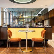 Restaurant Mami équipé de tables Pedrali à plateau en marbre