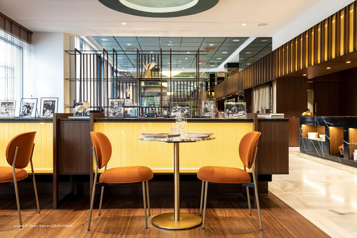 Restaurant Mami équipé de tables Pedrali à plateau en marbre