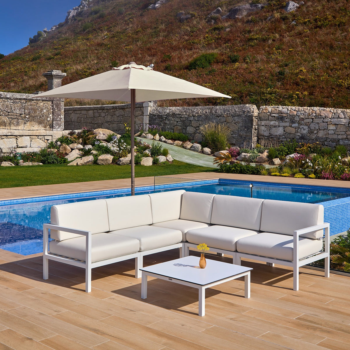 Table basse Marine Ezpeleta en situation, mobilier CHR