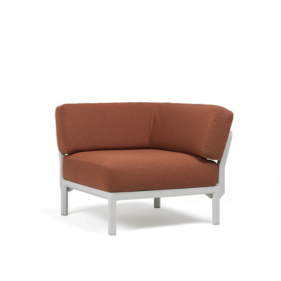 Élément d'angle Maximo Nardi – structure blanc gesso, coussins Cannella