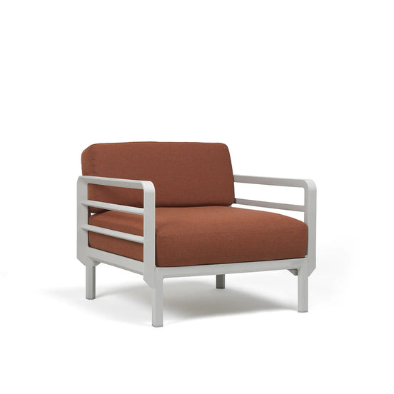 Fauteuil lounge Maximo Nardi – structure blanc gesso, coussins Cannella