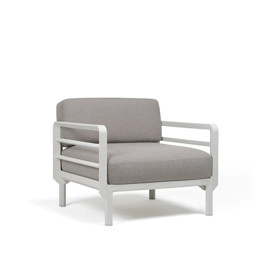 Fauteuil lounge Maximo Nardi – structure blanc gesso, coussins Lava