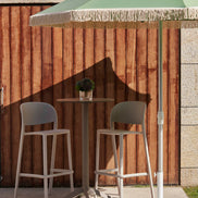 Parasol Menorca Ø 250 cm Ezpeleta en situation sur une terrasse CHR