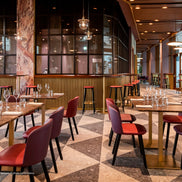Restaurant d'hôtel Milano Verticale équipé en mobilier Pedrali