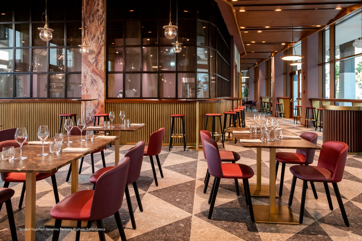 Restaurant d'hôtel Milano Verticale équipé en mobilier Pedrali