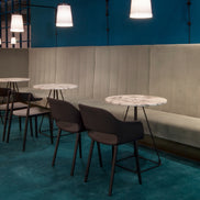Restaurant équipé de tables Pedrali, plateaux en pierre