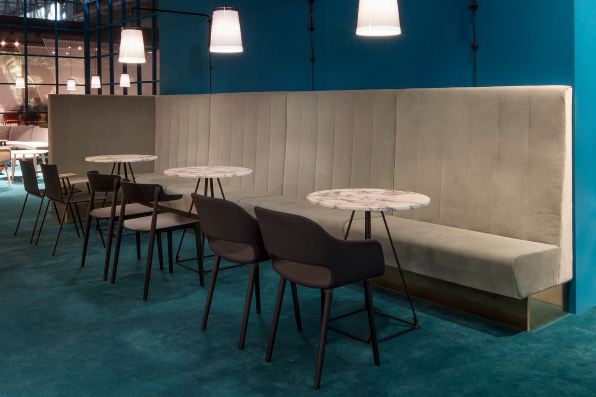 Restaurant équipé de tables Pedrali, plateaux en pierre