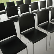 Chaises Mya 700 noires en salle de séminaire