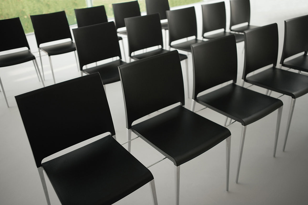 Chaises Mya 700 noires en salle de séminaire