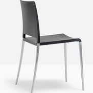 Chaise Mya 700 noire aluminium poli vue de trois quarts