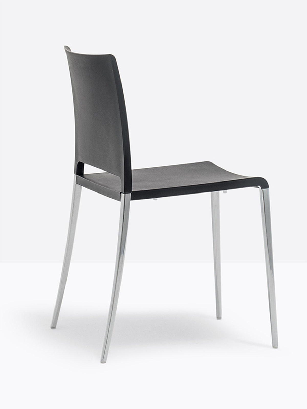 Chaise Mya 700 noire aluminium poli vue de trois quarts