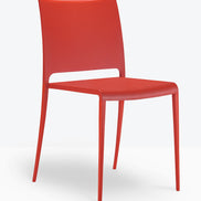 Chaise Mya 700 rouge vue de trois quarts