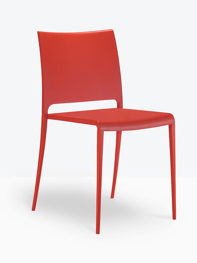 Chaise Mya 700 rouge vue de trois quarts