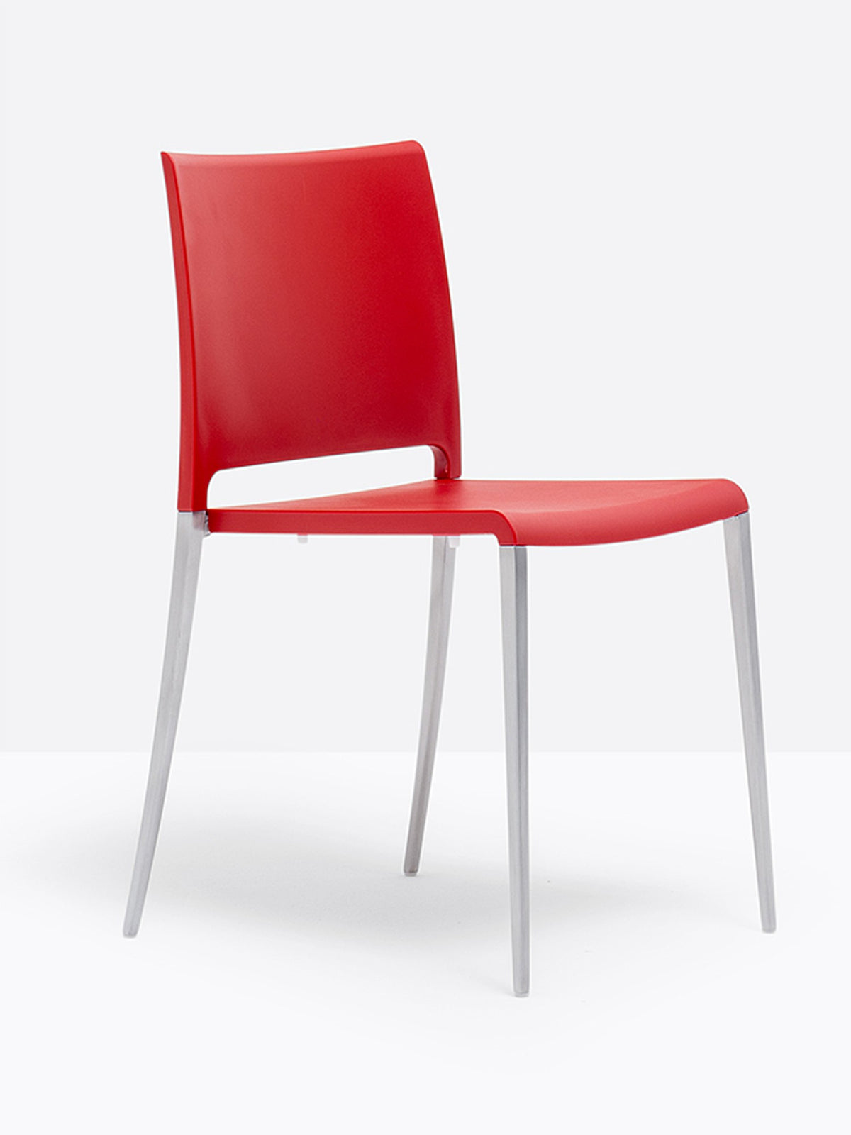 Chaise Mya 700 rouge aluminium satiné vue de profil