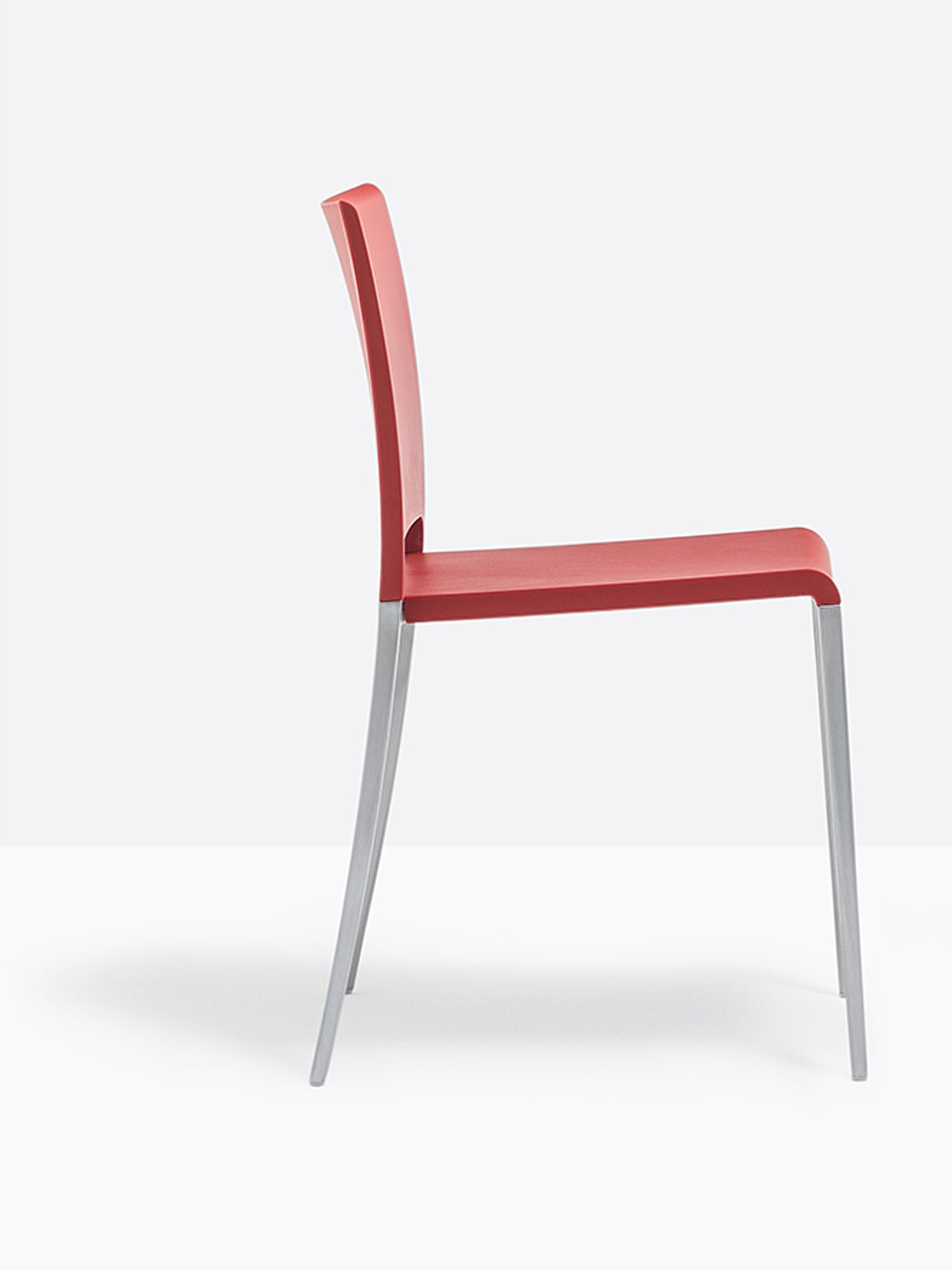 Chaise Mya 700 rouge, aluminium satiné