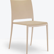 Chaise Mya 700 sable vue de trois quarts