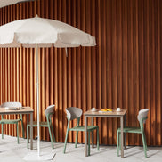 Parasol Ons Ø 200 cm Ezpeleta en situation sur une terrasse CHR