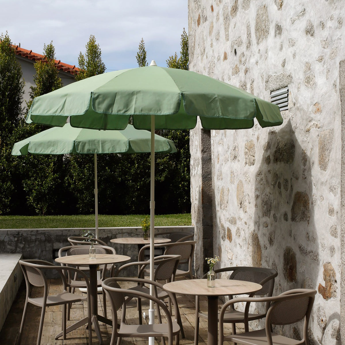 Parasol Ons Ø 200 cm Ezpeleta en situation sur une terrasse CHR