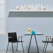 Fauteuil Osaka Metal 5712 noir autour d'une table