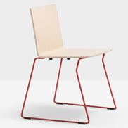 Chaise Osaka Metal 5714 frêne et rouge vue de trois quarts
