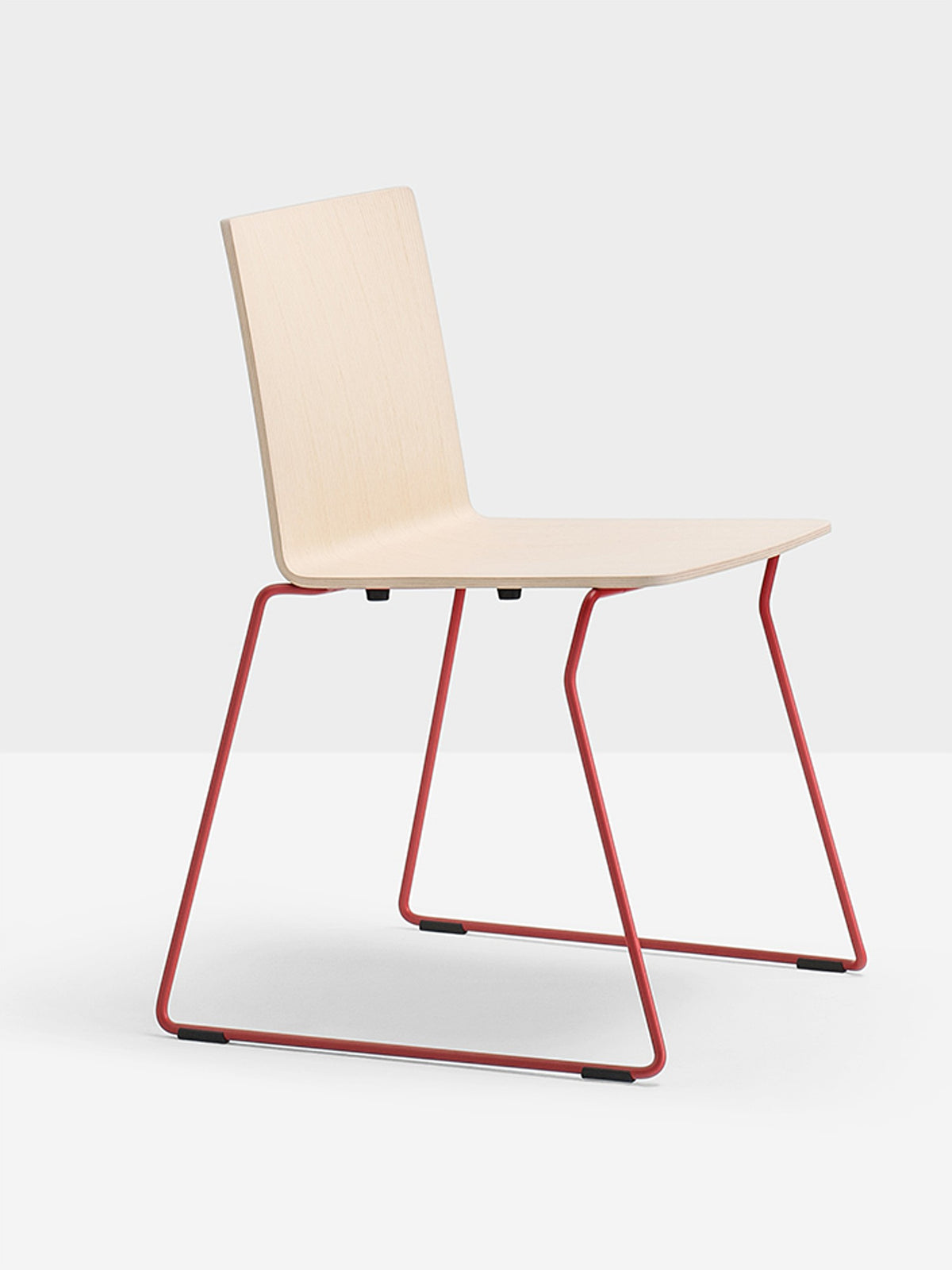 Chaise Osaka Metal 5714 frêne et rouge vue de trois quarts