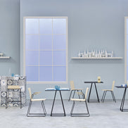 Tabourets Osaka Metal autour de tables hautes