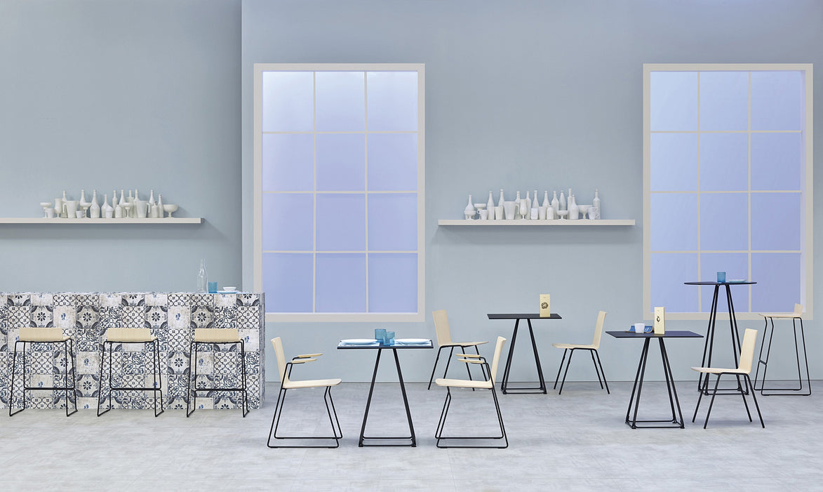 Tabourets Osaka Metal autour de tables hautes