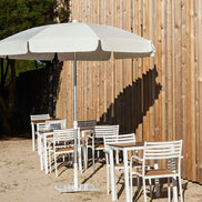 Parasol Palma Ø 250 cm Ezpeleta en situation sur une terrasse CHR