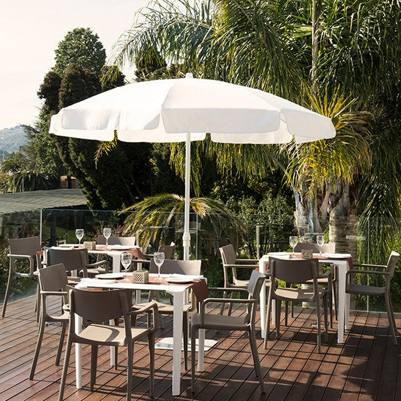Parasol Palma Ø 250 cm Ezpeleta en situation sur une terrasse CHR