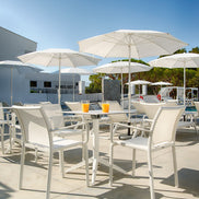 Parasol Palma Ø 250 cm Ezpeleta en situation sur une terrasse CHR
