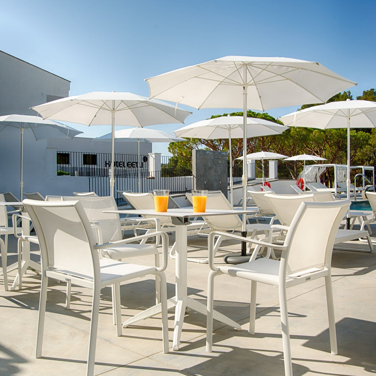 Parasol Palma Ø 250 cm Ezpeleta en situation sur une terrasse CHR