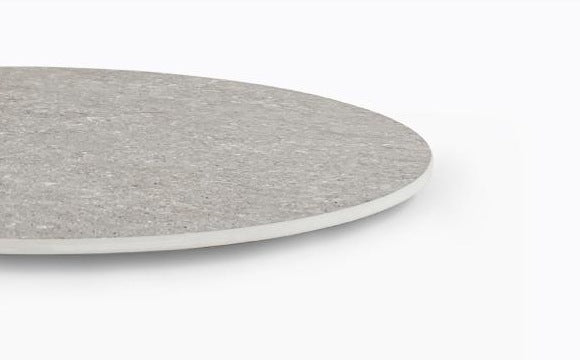 Plateau rond en grès cérame Grey Fossil, chant 10 mm