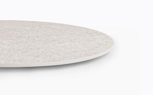 Plateau rond en grès cérame White Fossil, chant 10 mm