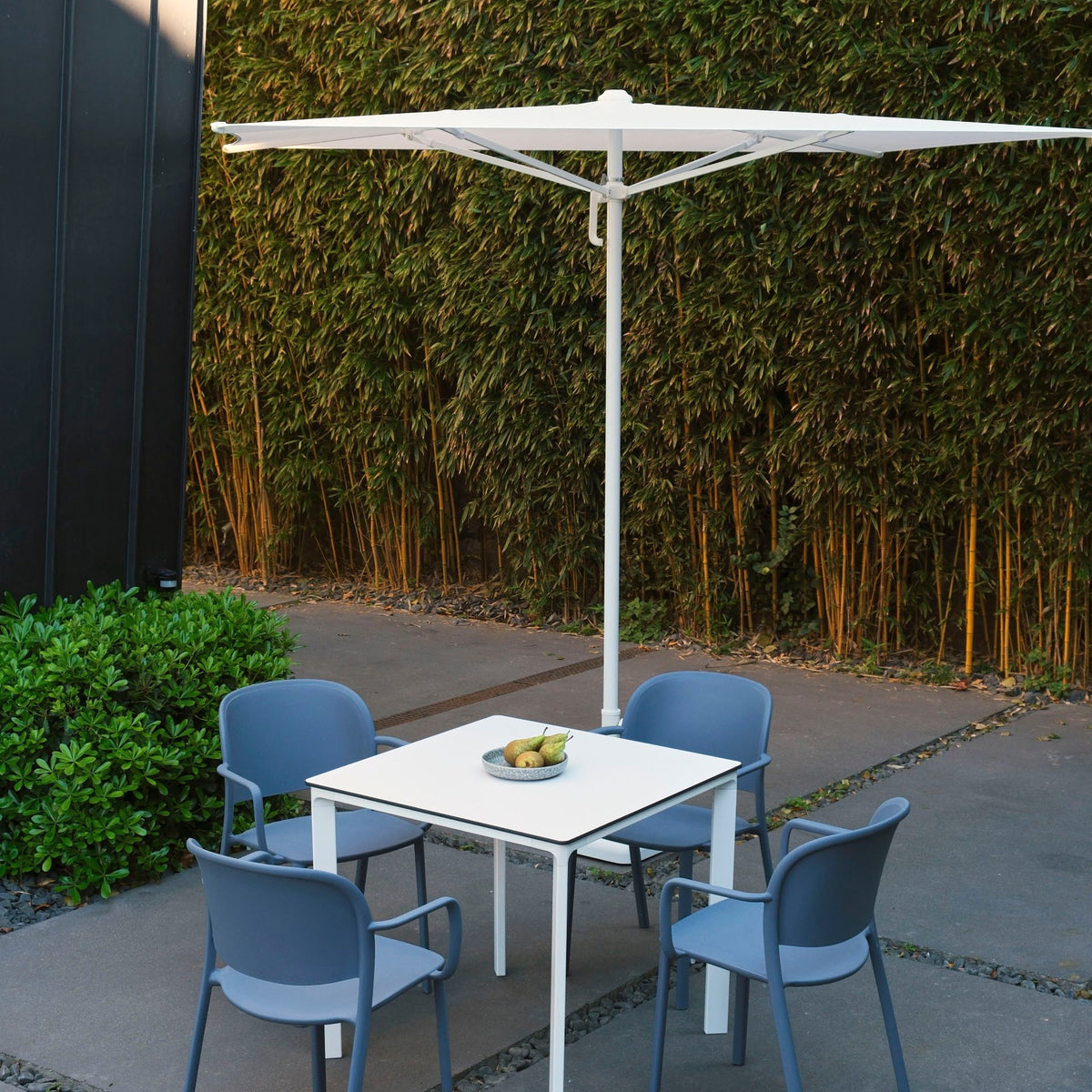 Parasol Platto 250 x 250 cm Ezpeleta en situation sur une terrasse CHR