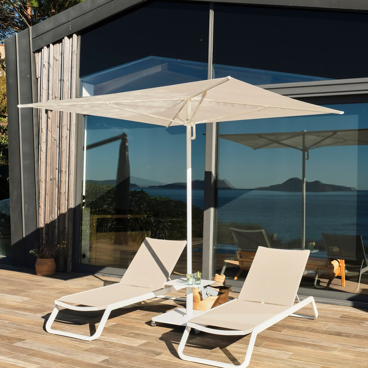 Parasol Platto 250 x 250 cm Ezpeleta en situation sur une terrasse CHR