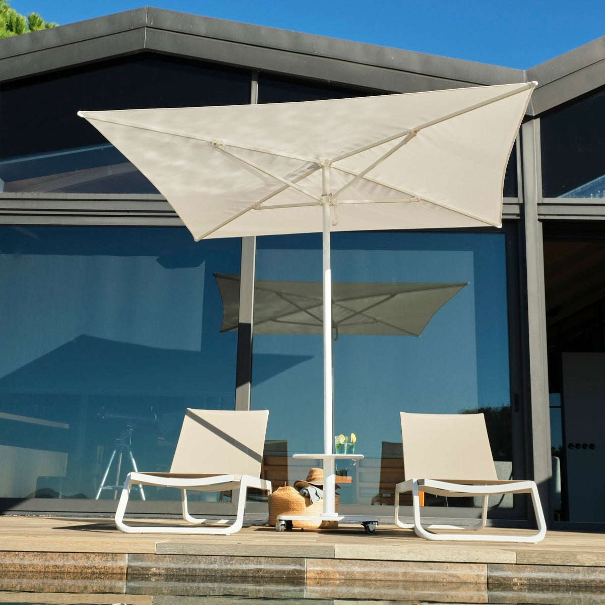 Parasol Platto 250 x 250 cm Ezpeleta en situation sur une terrasse CHR