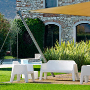 Mobilier Plus Air blanc dans un jardin