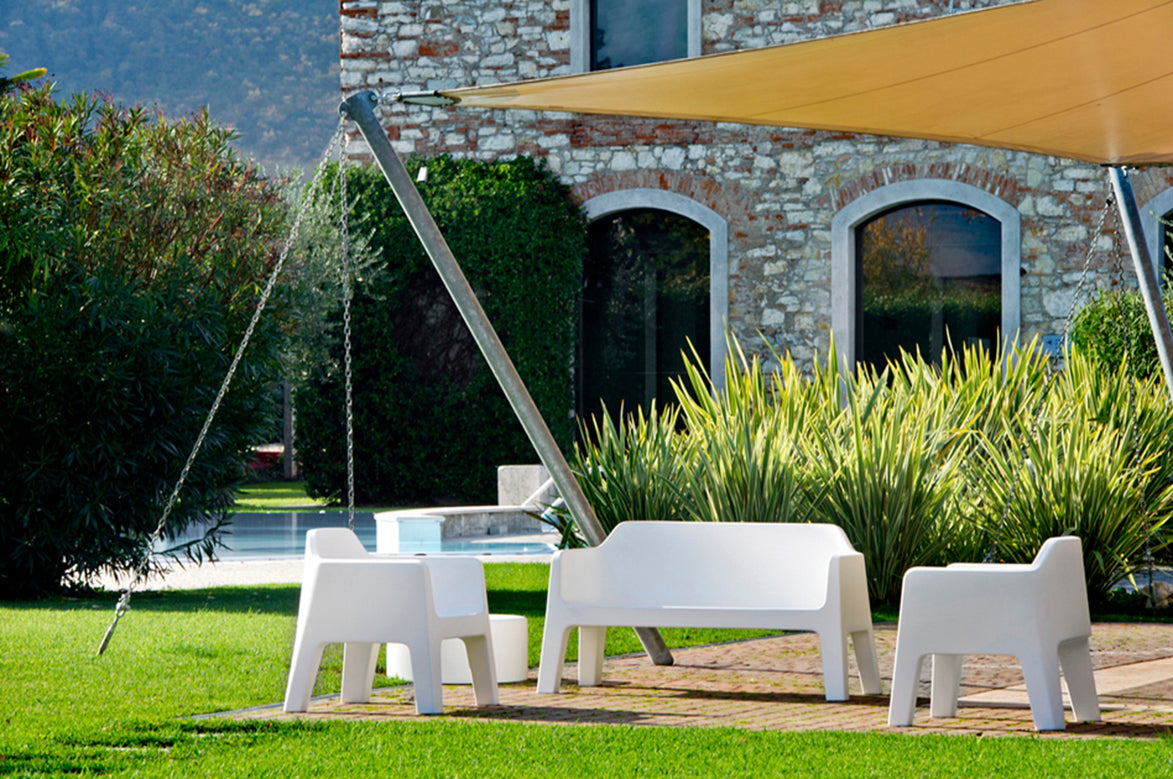 Mobilier Plus Air blanc dans un jardin