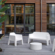 Fauteuils Plus Air blancs en terrasse