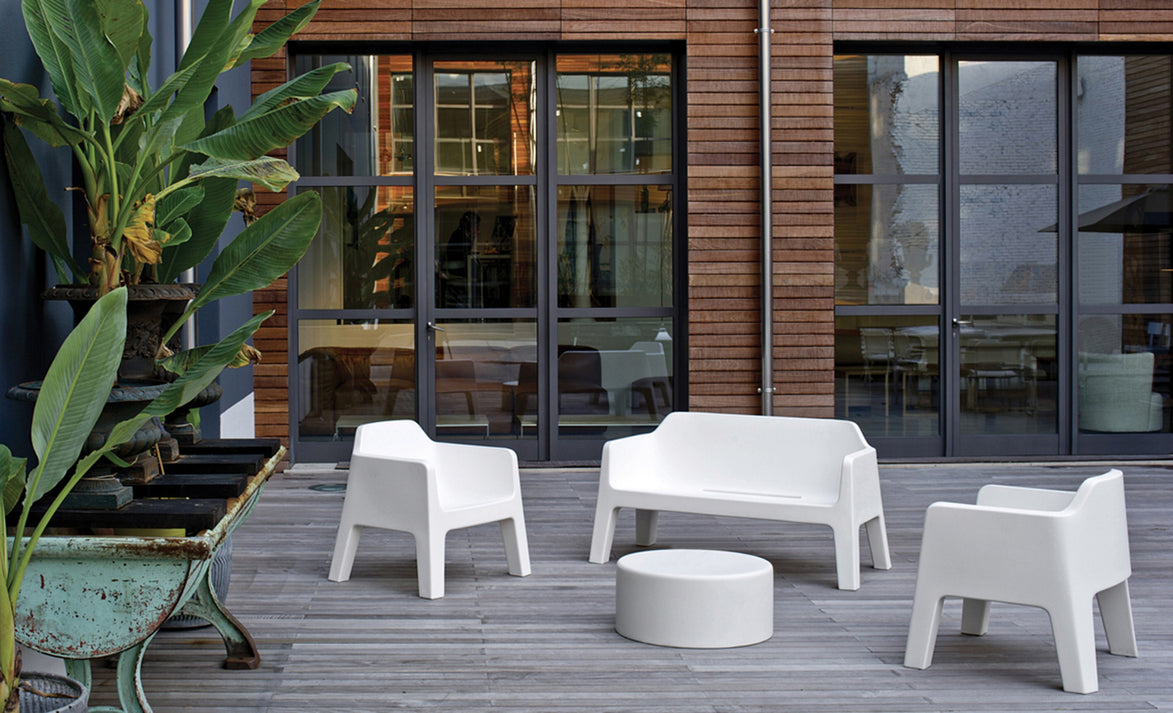 Fauteuils Plus Air blancs en terrasse