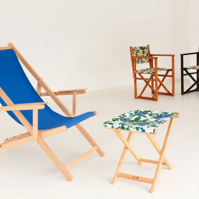 Repose-pieds pliant devant une chilienne et des fauteuils metteur en scène