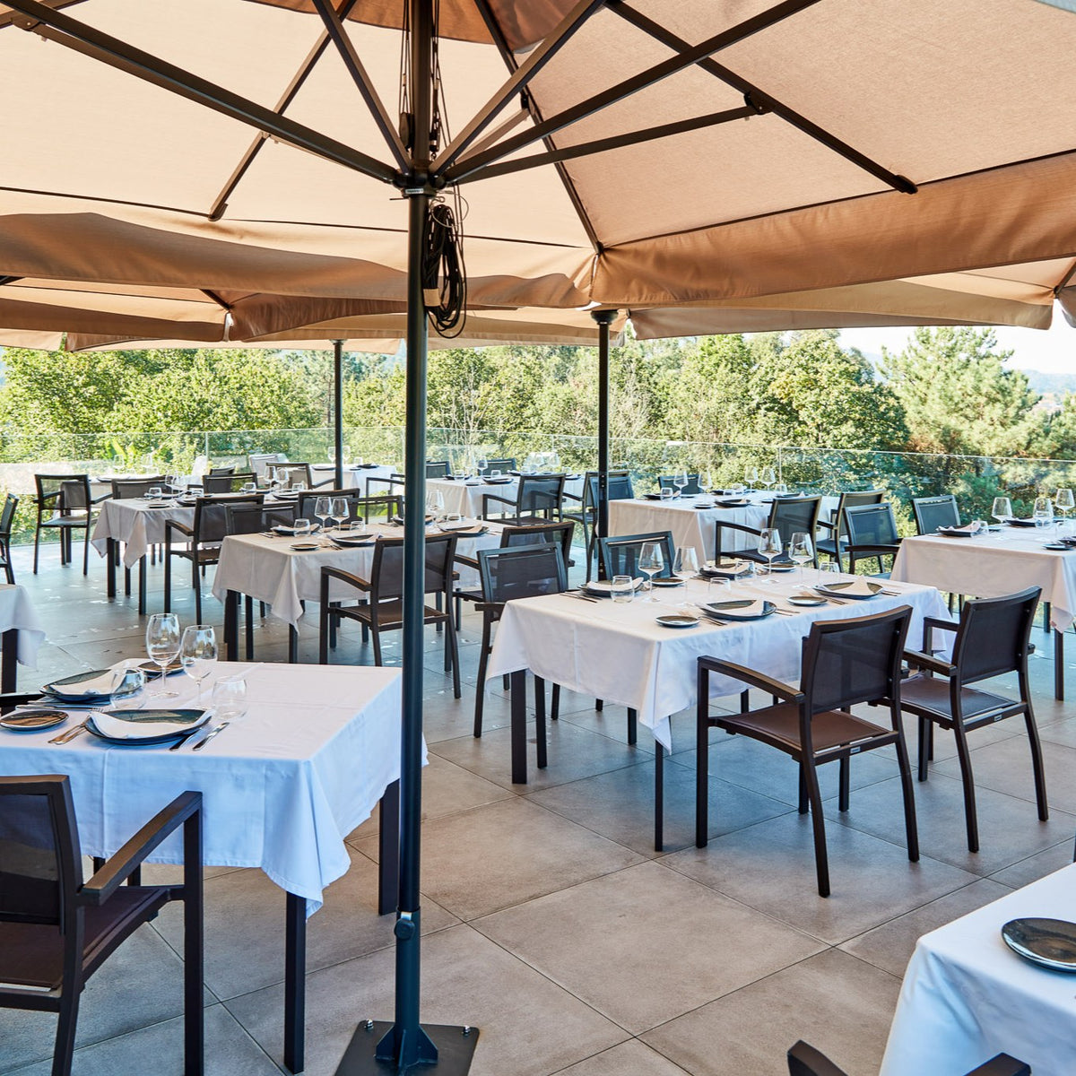 Parasol Rio 400 x 400 cm Ezpeleta en situation sur une terrasse CHR