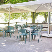 Parasol Rio 400 x 400 cm Ezpeleta en situation sur une terrasse CHR