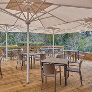 Parasol Rio 400 x 400 cm Ezpeleta en situation sur une terrasse CHR