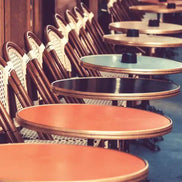 Plateaux cerclés et encadrés de laiton sur une terrasse de bistrot — bakélisé résistant à l'eau