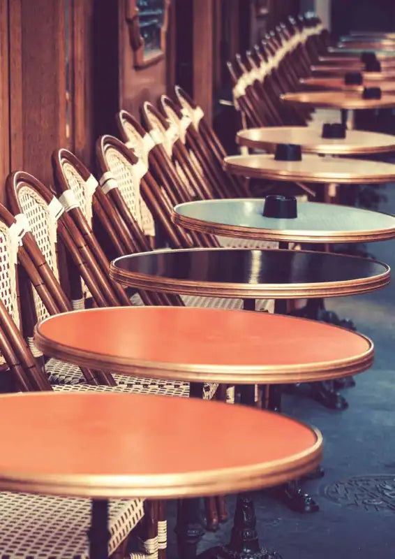 Plateaux cerclés et encadrés de laiton sur une terrasse de bistrot — bakélisé résistant à l'eau