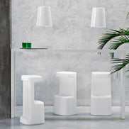 Tabourets Serif 860 blancs en situation